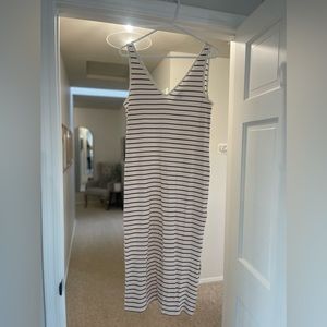 Banana Republic sleeveless dress. Size: M. Color: Cream/Burgundy